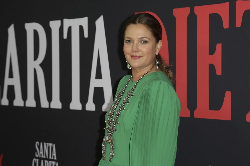 Drew Barrymore pozuje na ściance. Drew Barrymore pozuje na ściance.