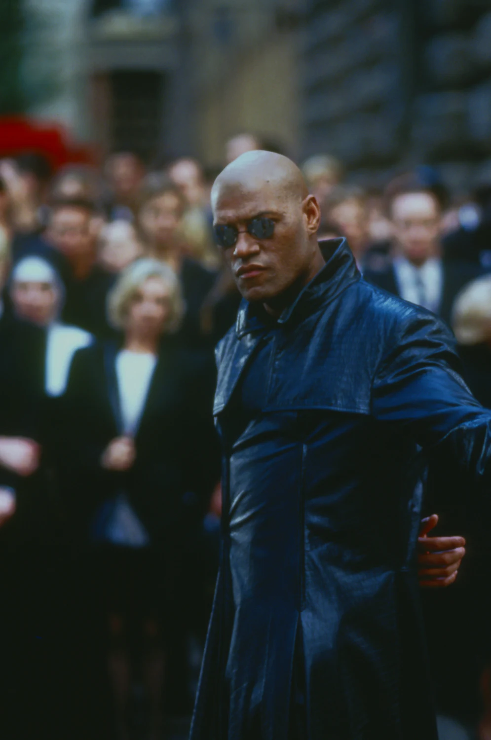 Podobnie wyglądał proces obsadzania postaci Morfeusza. Rolę zaoferowano między innymi Gary'emu Oldmanowi i Samuelowi L. Jacksonowi. Jean Reno odmówił, ponieważ był wtedy w trakcie realizacji "Godzili". Z kolei Russell Crowe przyznał, że nie zrozumiał scenariusza i ledwo doczytał do czterdziestej strony. Rola w końcu przypadła Laurence'owi Fishbourne'owi. Ten żartował później, że zaangażowano go, ponieważ jako jeden z niewielu zrozumiał fabułę filmu.

Na zdjęciu: Laurence Fishbourne w filmie "Matrix"