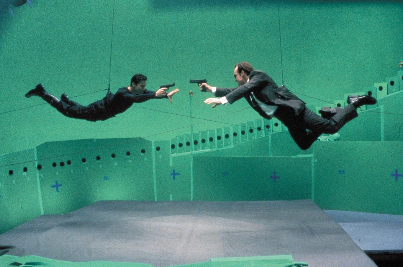 Wachowscy przez długi czas szukali odtwórców głównych ról. Jako Neo początkowo widzieli Willa Smitha. Jednak aktor wolał nakręcić "Bardzo dziki zachód", który później okazał się jednym z jego najgorszych filmów. Smith przyznał po latach, że wtedy nie dojrzał do roli Neo i najprawdopodobniej zawaliłby ją. Na angaż nie zgodzili się także Nicolas Cage, Brad Pitt i Val Kilmer. W końcu wybór ograniczył się do Keanu Reevesa i Johnny’ego Deppa. Chociaż Wachowscy woleli gwiazdę "Edwarda Nożycorękiego", wygrał faworyt producentów. 

Na zdjęciu: Keanu Reeves i Hugo Weaving na planie filmu "Matrix"