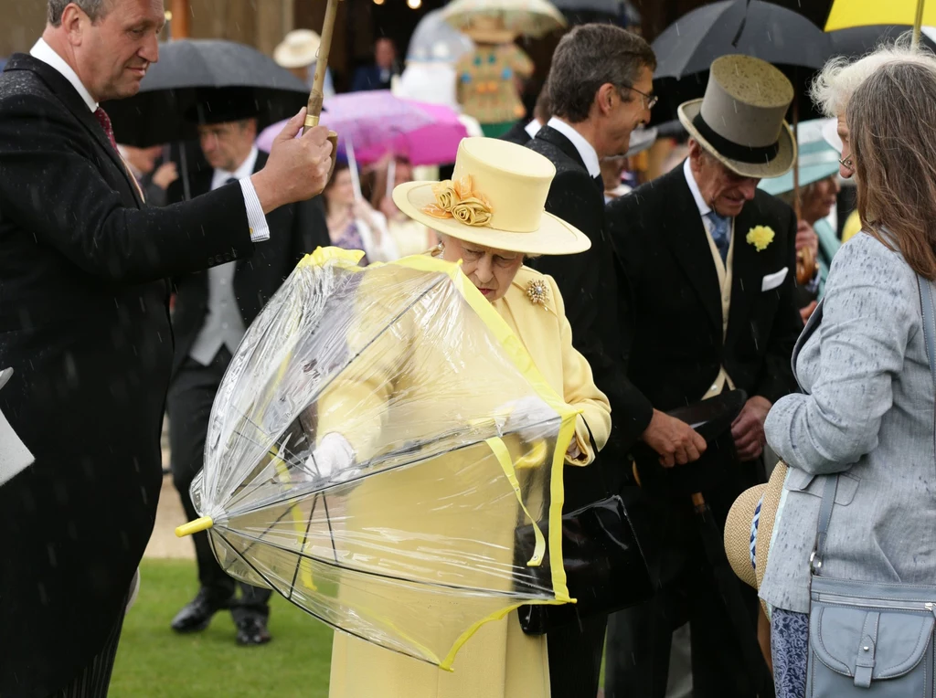 Każdy parasol królowej zamawiany jest na zamówienie z dużym wyprzedzeniem