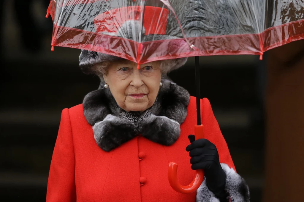 Przez ostatnie 15 lat brytyjska monarchini nosiła parasole doskonale pasujące do jej wyglądu