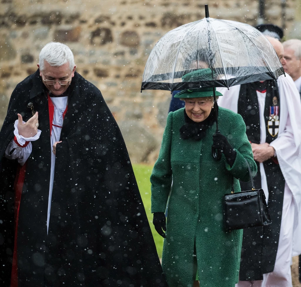 Królowa nienawidzi marnotrawstwa, więc nigdy nie kupiłaby całego zapasu parasolek nie używając ich