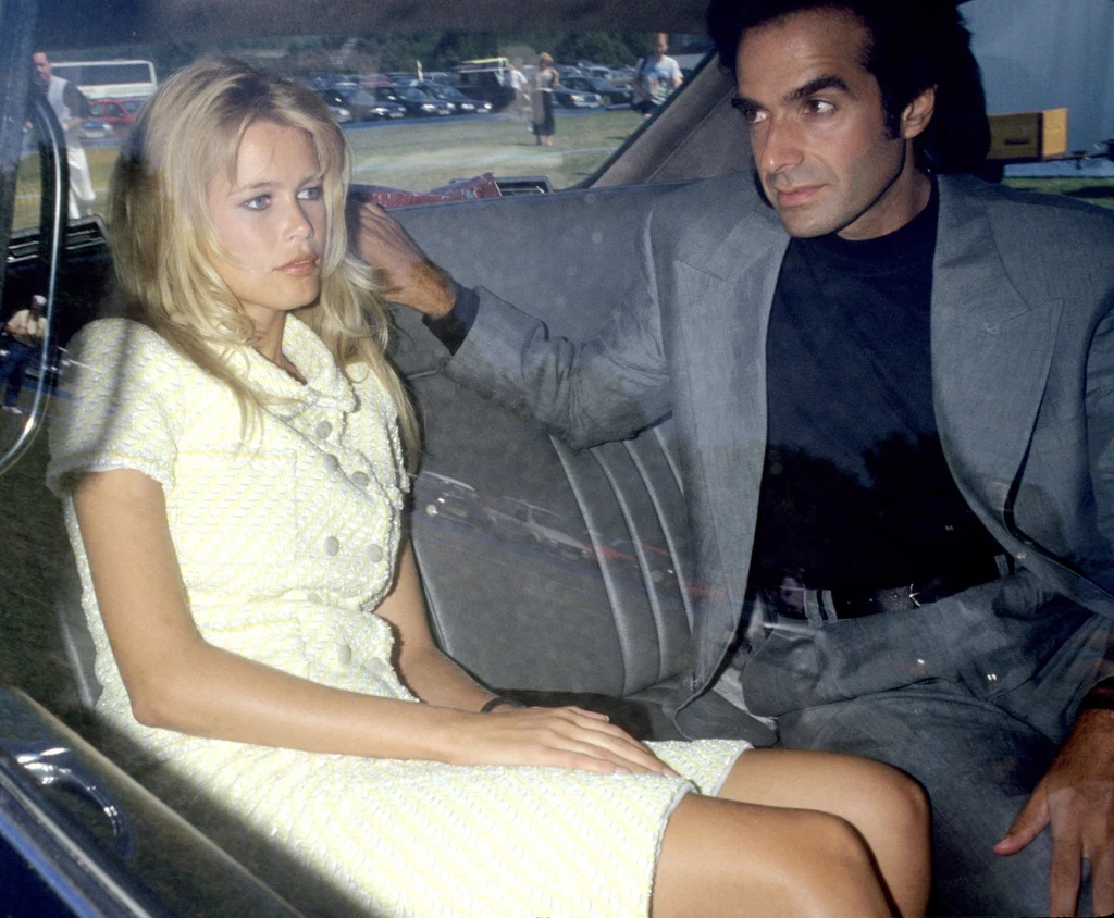 Co ciekawe, w 1997 roku Copperfield i Schiffer wspólnie pozwali francuski magazyn „Paris Match” do sądu, za twierdzenie, że iluzjonista płaci modelce za odgrywanie roli jego narzeczonej. Sąd zdecydował, że pismo musi wycofać oskarżenie i przeprosić parę, a także zapłacić odszkodowanie. Co ciekawe, w 1997 roku Copperfield i Schiffer wspólnie pozwali francuski magazyn „Paris Match” do sądu, za twierdzenie, że iluzjonista płaci modelce za odgrywanie roli jego narzeczonej. Sąd zdecydował, że pismo musi wycofać oskarżenie i przeprosić parę, a także zapłacić odszkodowanie.