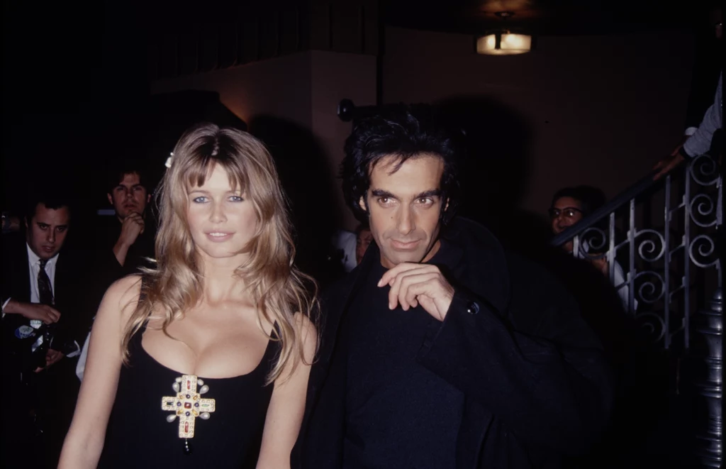 David Copperfield urodził się w USA i do dziś najbardziej znany jest właśnie za oceanem. Związek z piękną Niemką miał więc – według plotek, które najmocniej rozgorzały w 1997 roku – przysporzyć mu popularności w Europie. David Copperfield urodził się w USA i do dziś najbardziej znany jest właśnie za oceanem. Związek z piękną Niemką miał więc – według plotek, które najmocniej rozgorzały w 1997 roku – przysporzyć mu popularności w Europie.