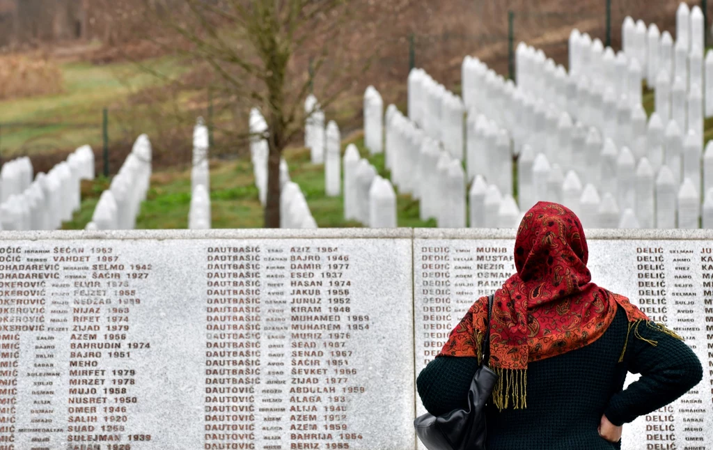 Podczas masakry w Srebrenicy wymordowano 8 tys. muzułmańskich mężczyzn i chłopców. Na zdjęciu upamiętnienie ofiar Podczas masakry w Srebrenicy wymordowano 8 tys. muzułmańskich mężczyzn i chłopców. Na zdjęciu upamiętnienie ofiar