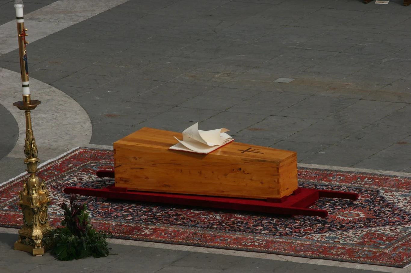Mszy pogrzebowej 8 kwietnia na placu Świętego Piotra przewodniczył kardynał Joseph Ratzinger, a uczestniczyło w niej kilkaset tysięcy osób, wśród nich około 300 tysięcy Polaków