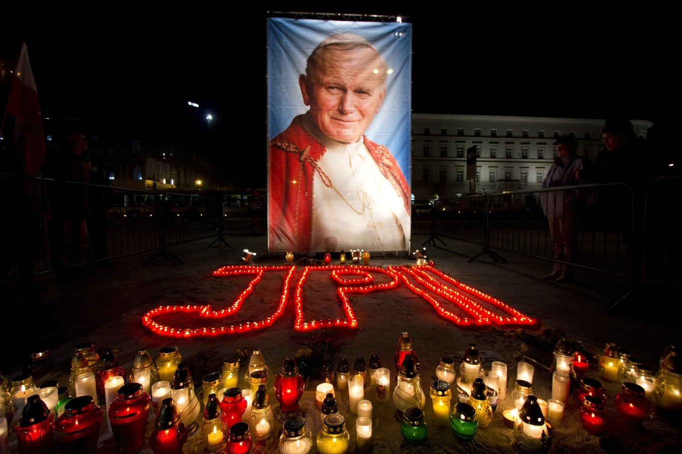 Uroczystości na Placu Piłsudskiego w dziesiątą rocznice śmierci papieża Jana Pawła II; Zdj. ilustracyjne