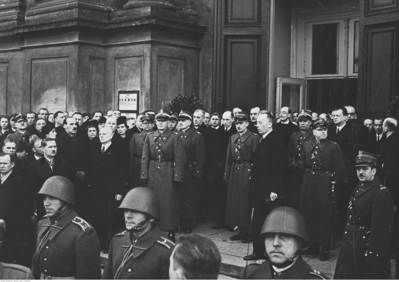 Uroczystości przed kościołem garnizonowym. Widoczni m.in. marszałek Edward Rydz-Śmigły, premier Felicjan Sławoj Składkowski, minister spraw wojskowych Tadeusz Kasprzycki Uroczystości przed kościołem garnizonowym. Widoczni m.in. marszałek Edward Rydz-Śmigły, premier Felicjan Sławoj Składkowski, minister spraw wojskowych Tadeusz Kasprzycki