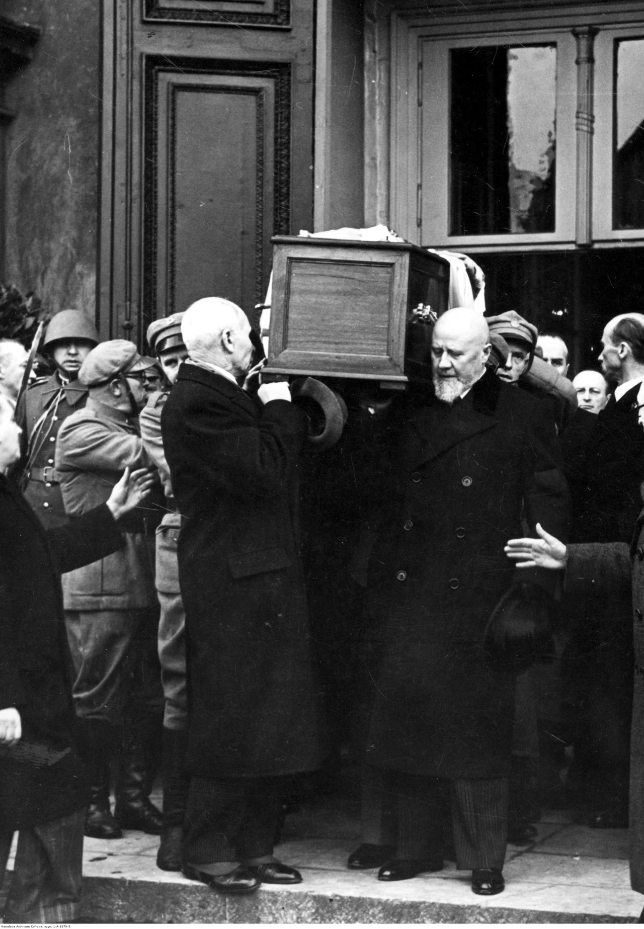 Uroczystości przed kościołem garnizonowym. Widoczny m.in. marszałek senatu Aleksander Prystor Uroczystości przed kościołem garnizonowym. Widoczny m.in. marszałek senatu Aleksander Prystor