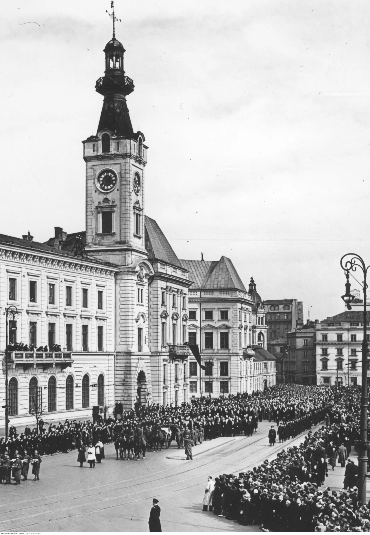 Kondukt pogrzebowy na ulicach Warszawy Kondukt pogrzebowy na ulicach Warszawy