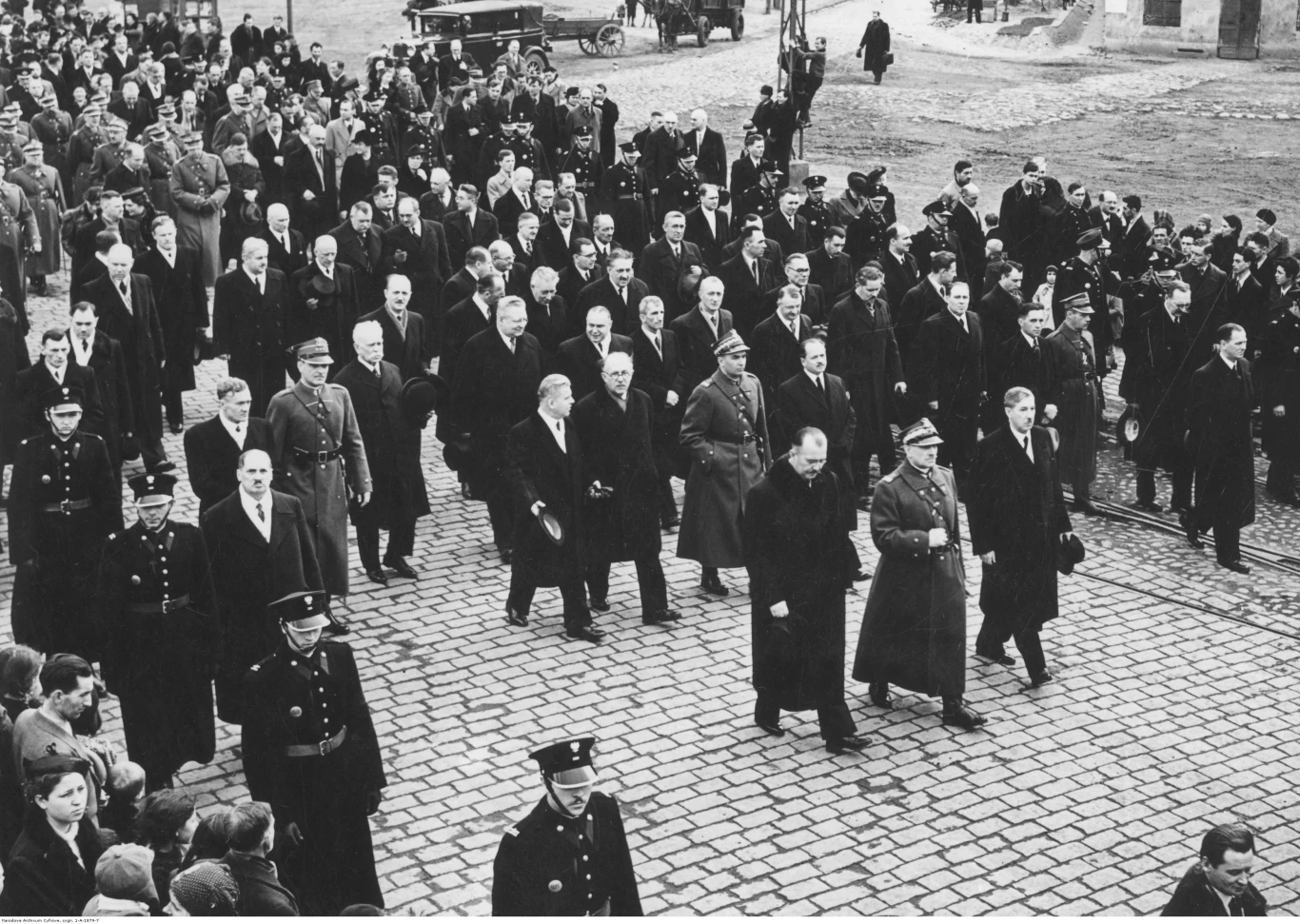Kondukt pogrzebowy na ulicach Warszawy. Widoczni m.in. premier Felicjan Sławoj Składkowski, minister spraw wojskowych Tadeusz Kasprzycki, wicepremier Eugeniusz Kwiatkowski Kondukt pogrzebowy na ulicach Warszawy. Widoczni m.in. premier Felicjan Sławoj Składkowski, minister spraw wojskowych Tadeusz Kasprzycki, wicepremier Eugeniusz Kwiatkowski