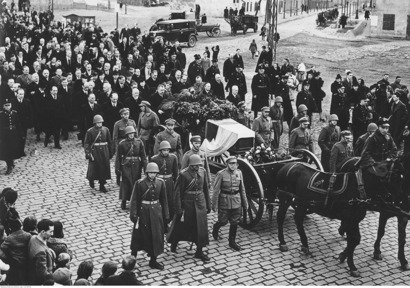 Kondukt pogrzebowy na ulicach Warszawy Kondukt pogrzebowy na ulicach Warszawy