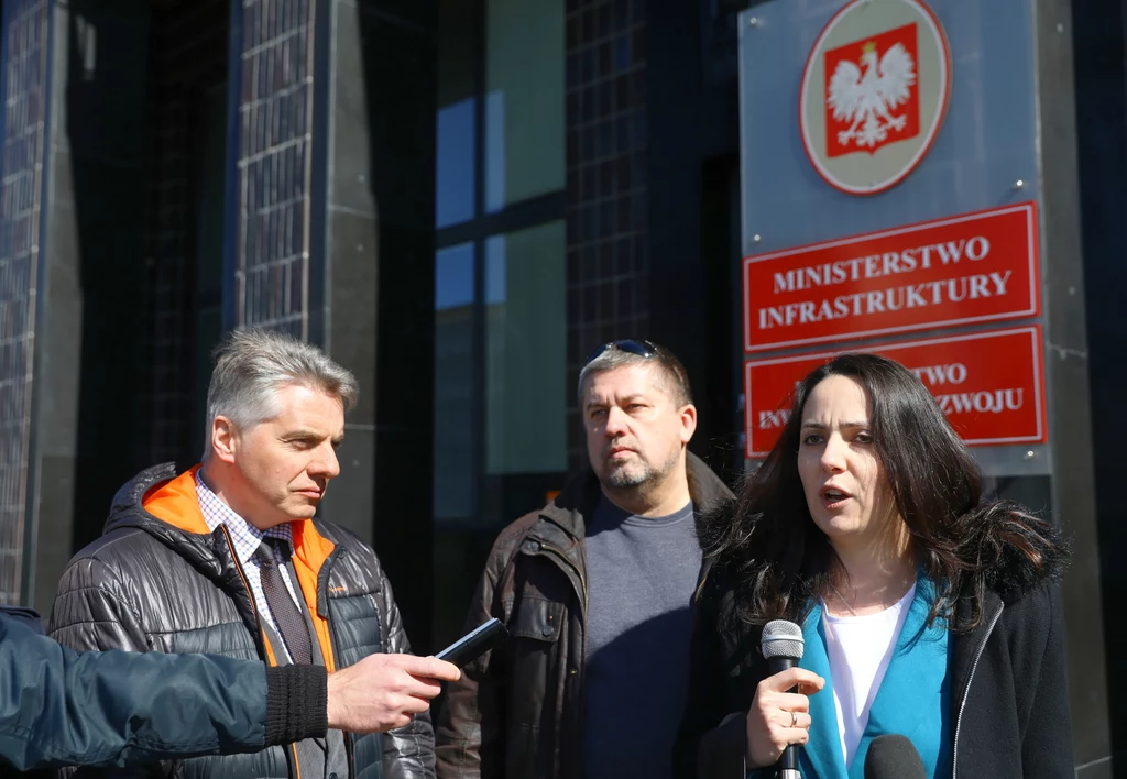 Od lewej: Tomasz Parol, Paweł Kubalski i Halszka Bielecka, podczas briefingu inaugurującego działalność Partii Kierowców Od lewej: Tomasz Parol, Paweł Kubalski i Halszka Bielecka, podczas briefingu inaugurującego działalność Partii Kierowców