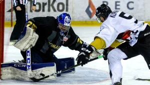 Hokeista GKS-u Tychy Filip Komorski (P) i bramkarz Miroslav Kopriva (L) z Comarch Cracovii