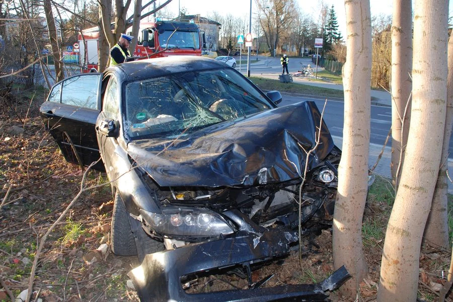 Po potrąceniu pieszej auto zatrzymało się na drzewie