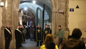 Rycerze Jana Pawła II przy wejściu na dziedziniec krakowskiej kurii