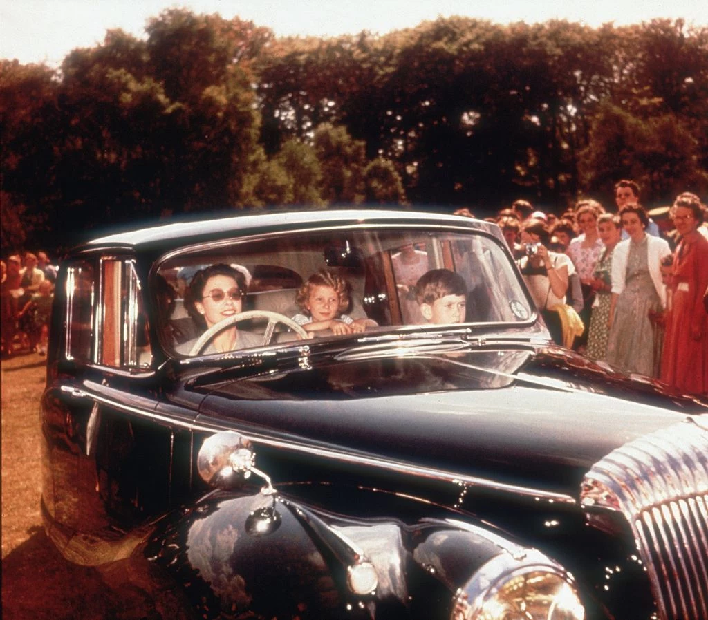 Krótko po tym zdarzeniu 97-letni mąż monarchini zdecydował się dobrowolnie zrezygnować z prawy jazdy. Teraz w jego ślady poszła sama królowa. Królowa Elżbieta z dziećmi, księciem Karolem i księżniczką Anną, rok 1957 Krótko po tym zdarzeniu 97-letni mąż monarchini zdecydował się dobrowolnie zrezygnować z prawy jazdy. Teraz w jego ślady poszła sama królowa. Królowa Elżbieta z dziećmi, księciem Karolem i księżniczką Anną, rok 1957