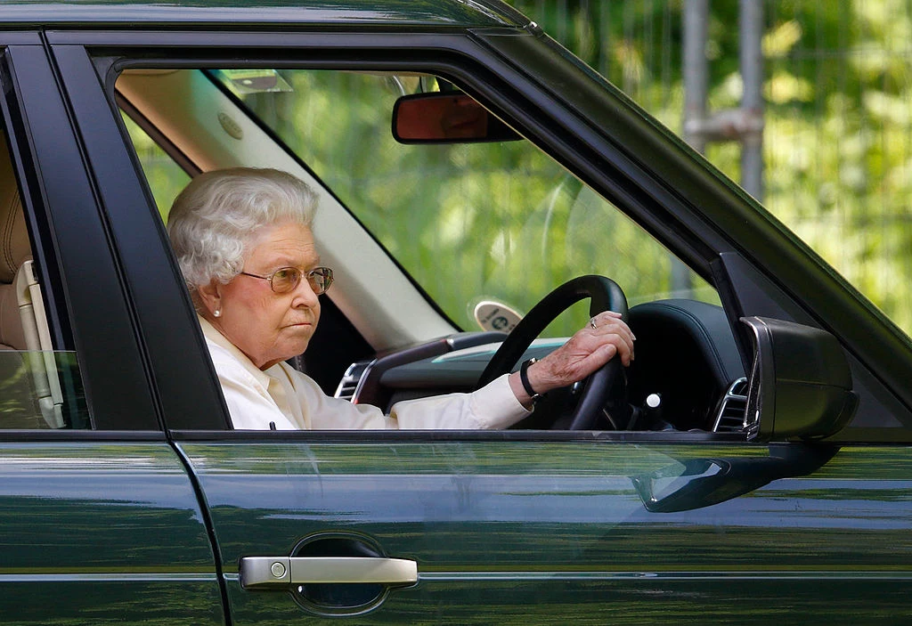 Monarchini oficjalnie poinformowała, że rezygnuje z kierowania samochodami po drogach publicznych. Królowa Elżbieta podjęła decyzję zgodnie z zaleceniami jej zespołu zajmującego się ochroną królewskiej rodziny. To oni naciskali wcześniej na księcia Filipa, by oficjalnie zrezygnował z prawa jazdy. Królowa Elżbieta, rok 2014 Monarchini oficjalnie poinformowała, że rezygnuje z kierowania samochodami po drogach publicznych. Królowa Elżbieta podjęła decyzję zgodnie z zaleceniami jej zespołu zajmującego się ochroną królewskiej rodziny. To oni naciskali wcześniej na księcia Filipa, by oficjalnie zrezygnował z prawa jazdy. Królowa Elżbieta, rok 2014