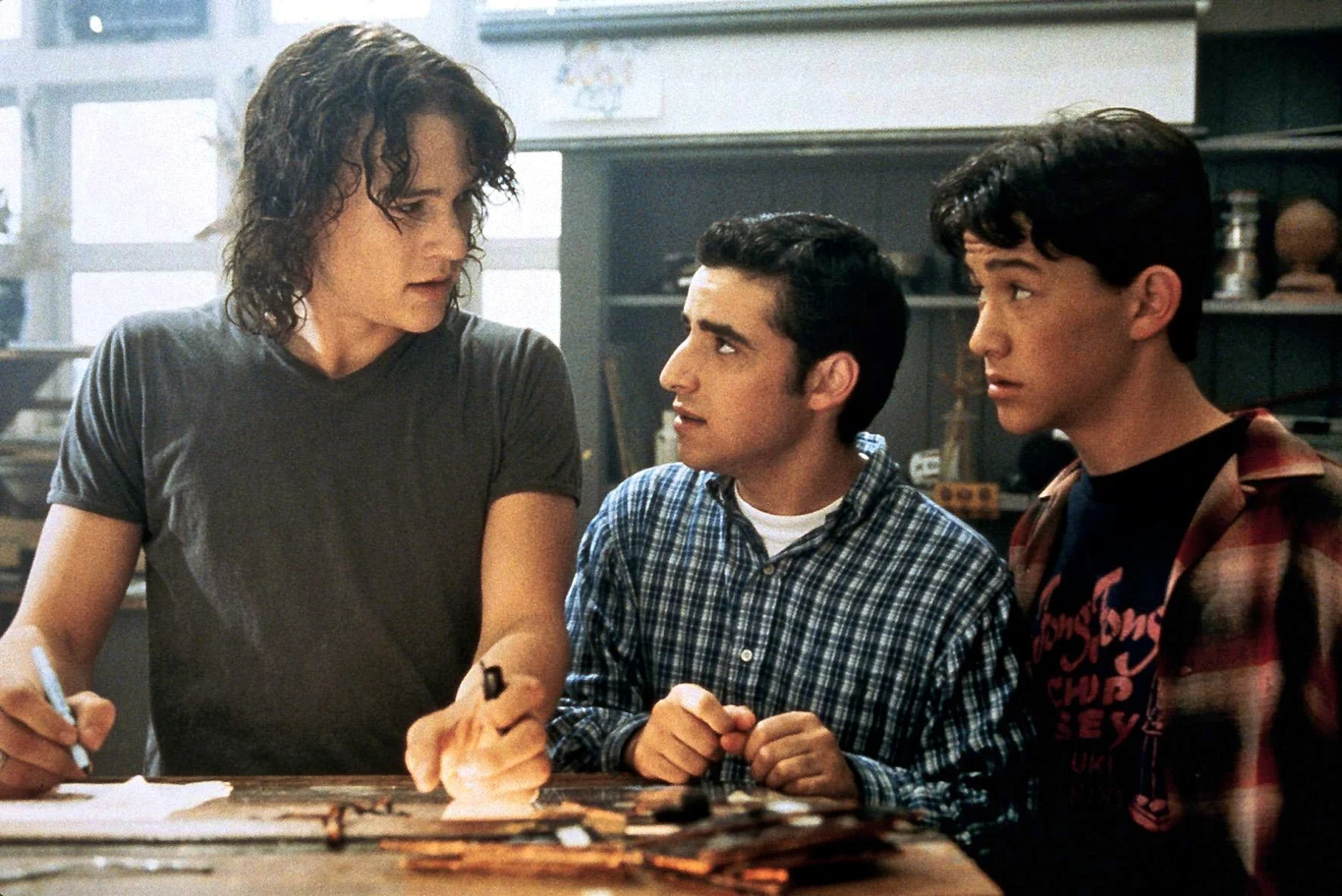 Heath Ledger, David Krumholtz i Joseph Gordon-Levitt w filmie "Zakochana złośnica"