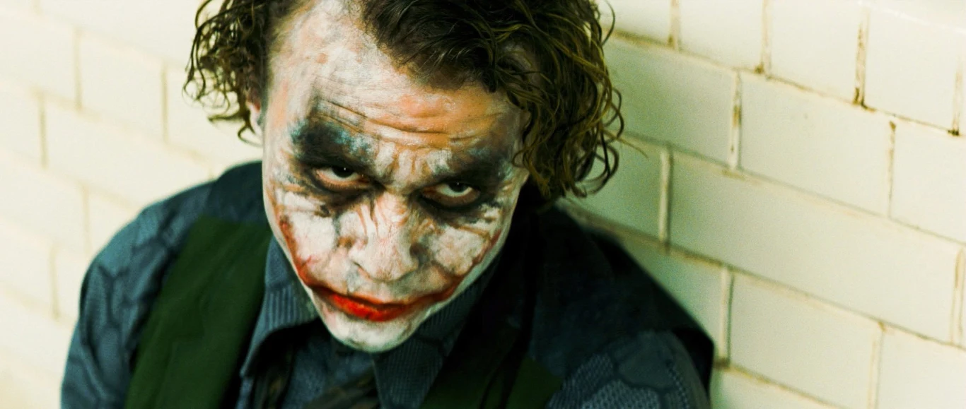 Śmierć aktora skomentował między innymi Jack Nicholson. Hollywoodzki gwiazdor zwierzył się, że - zażywając te same środki nasenne, które brał Ledger (Ambien) - o mało nie przypłacił tego życiem. "Zawsze ostrzegałem przyjaciół przed zażywaniem Ambien. Nie znałem jednak pana Ledgera" - powiedział Nicholson.
Australijska aktorka Nicole Kidman nazwała śmierć Ledgera "straszną tragedią", a inna jego rodaczka, Cate Blanchett, z którą zagrał w filmie o Bobie Dylanie "I'm Not There. Gdzie indziej jestem", powiedziała, że jest "zszokowana".

Na zdjęciu: Heath Ledger jako Joker w filmie "Mroczny Rycerz"