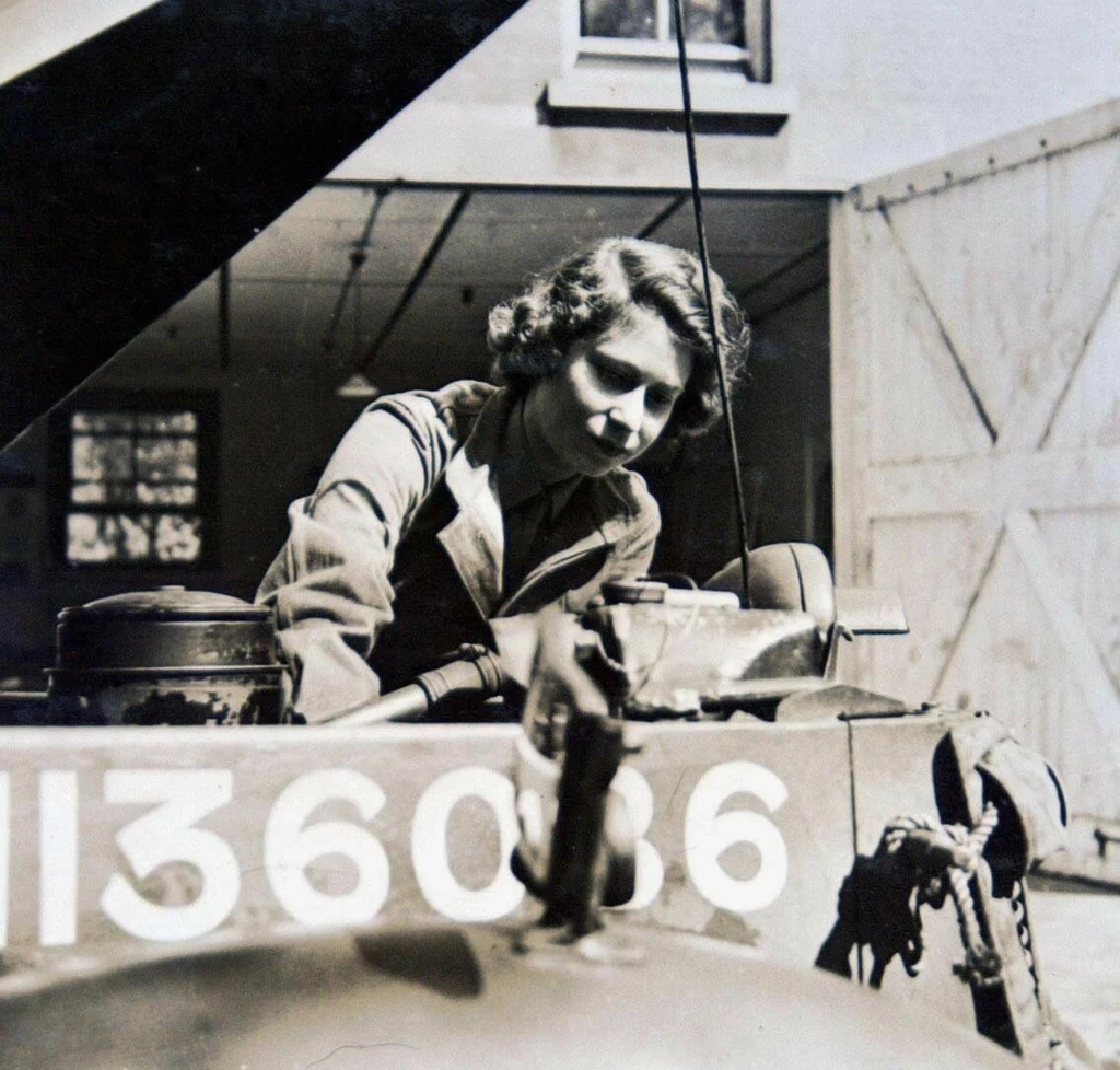 Co ciekawsze - jeszcze niedawno sama reperowała swego Rovera. Twierdzi, że uwielbia grzebać w silnikach. Królowa Elżbieta uczy się mechaniki i jazdy samochodem, rok 1945 Co ciekawsze - jeszcze niedawno sama reperowała swego Rovera. Twierdzi, że uwielbia grzebać w silnikach. Królowa Elżbieta uczy się mechaniki i jazdy samochodem, rok 1945