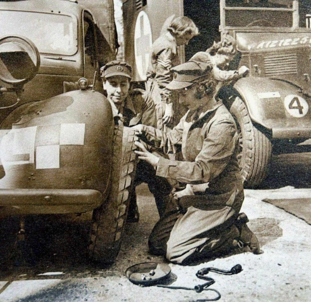 To wtedy wstąpiła do Women’s Auxiliary Territorial Service, gdzie po szkoleniu na mechanika samochodowego i kierowcę służyła w stopniu porucznika. Królowa Elżbieta uczy się mechaniki i jazdy samochodem, rok 1945 To wtedy wstąpiła do Women’s Auxiliary Territorial Service, gdzie po szkoleniu na mechanika samochodowego i kierowcę służyła w stopniu porucznika. Królowa Elżbieta uczy się mechaniki i jazdy samochodem, rok 1945