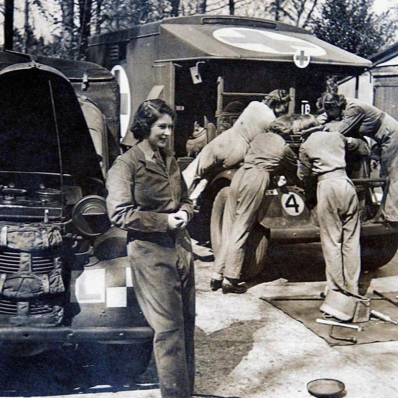 Monarchini nauczyła się jeździć samochodem podczas II wojny światowej. Królowa Elżbieta uczy się mechaniki i jazdy samochodem, rok 1945 Monarchini nauczyła się jeździć samochodem podczas II wojny światowej. Królowa Elżbieta uczy się mechaniki i jazdy samochodem, rok 1945