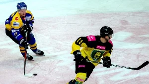 Maris Jaas (na pierwszym planie), zawodnik Tauronu KH GKS-u Katowice