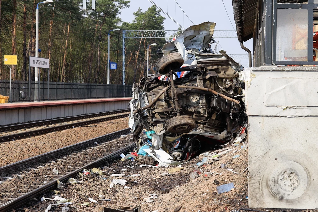 Wrak karetki pogotowia po wypadku  na przejeździe kolejowym w podpoznańskim Puszczykowie