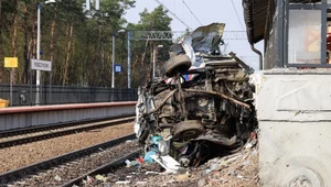 Wrak karetki pogotowia po wypadku  na przejeździe kolejowym w podpoznańskim Puszczykowie