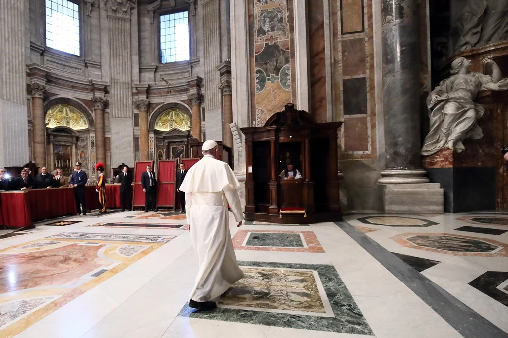 Papież Franciszek podczas spowiedzi w Bazylice św. Piotra