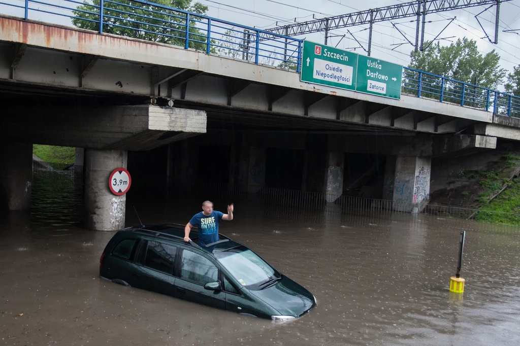 Powodzie to powszechny problem w Polsce. Czy będą zdarzać się jeszcze częściej? Na zdjęciu: kierowca w wymownej koszulce nie potraktował poważnie ostrzeżeń strażaków, Słupsk