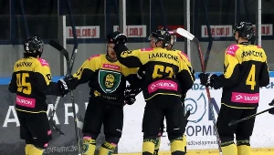 Hokeiści Tauronu KH GKS Katowice cieszą się z gola podczas drugiego meczu o 3. miejsce Ekstraligi z TatrySki Podhalem Nowy Targ