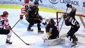 Hokeista Comarch Cracovii Stepan Csamango (L) oraz Bartosz Ciura (P) i bramkarz John Murray (C) z GKS Tychy