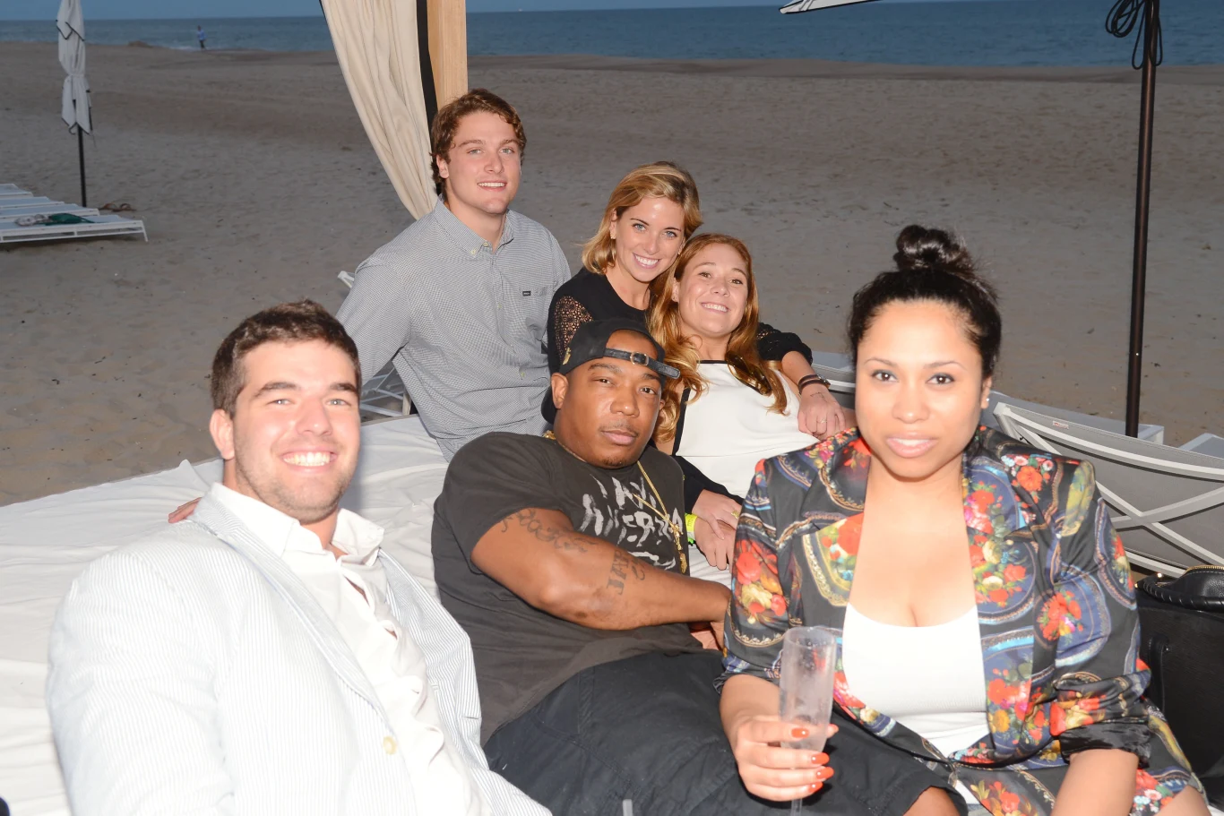 Billy McFarland i Ja Rule to autorzy jednego z największych przekrętów ostatnich lat. Obaj odpowiedzialni byli za stworzenie Fyre Festival - wydarzenia, które reklamowane było jako ekskluzywna impreza na Karaibach, a ostatecznie okazało się humanitarną katastrofą. Uczestnicy nie mieli dostępu do wody pitnej, noclegi części przybywających zostały zniszczone przez burze, a nikt z obsługi nie potrafił odnaleźć się w chaosie. Problematyczny okazał się również powrót uczestników do swoich domów - ci bowiem musieli koczować na lotnisku przez wiele godzin, bez jakichkolwiek informacji. Do sądów wpłynęło kilkanaście spraw cywilnych, a składający domagali się od kilku do nawet kilkuset milionów odszkodowania. W lipcu 2018 roku zapadł pierwszy wyrok - dwoje uczestników imprezy z Północnej Karoliny ma otrzymać łącznie pięć milionów dolarów odszkodowania. Sam McFarland został skazany na sześć lat pozbawienia wolności w związku z zarzutami oszustwa i niedotrzymania umów. Zasądzono również przepadek jego majątku na rzecz inwestorów. Jakiejkolwiek odpowiedzialności uniknął natomiast Ja Rule, który stwierdził, że sam był ofiarą w tej całej sytuacji i jego biznesowy partner go oszukał.