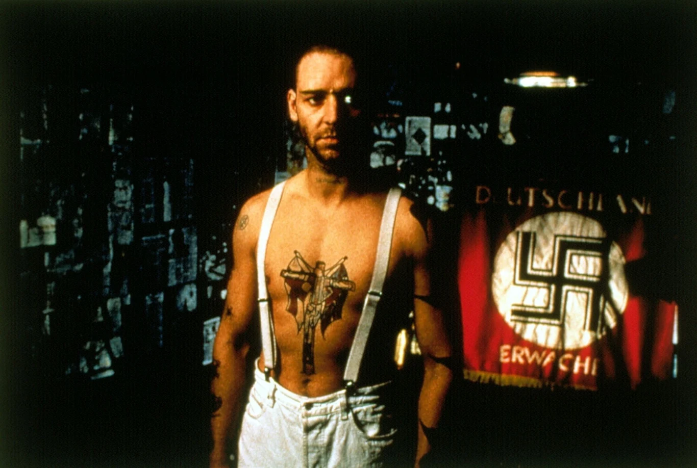 W obrazie Geoffreya Wrigtha "Romper Stomper" (1992) 28-letni wówczas aktor wcielił się w rolę Hando, charyzmatycznego lidera grupy neonazistów z Melbourne. Młody człowiek - sfrustrowany, żyjący na marginesie społeczeństwa i cytujący z pamięci "Mein Kampf" - za cel stawia sobie zniszczenie powiększającej się z dnia na dzień wietnamskiej społeczności w jego rodzimym mieście.

Gdy jednak Azjaci postanawiają się bronić, a otwarta konfrontacja kończy się pogromem faszystów, Hando wraz ze swoim przyjacielem, Davey'em i zafascynowaną nim Gabe - dziewczyną z dobrego domu, musi zniknąć z miasta. Przypadkowa sprzeczka między przyjaciółmi kończy się tragicznie, raniony śmiertelnie nożem Hando umiera na plaży.

Co ciekawe, rola Hando została napisana dla australijskiego aktora Bena Mendelsohna, ale po ogoleniu głowy jego wygląd nie był wystarczająco groźny, dlatego w efekcie w filmie zagrał Crowe. Premierę obrazu poprzedziło tragiczne zdarzenie - samobójstwo popełnił grający Davie'ego młody i bardzo obiecujący aktor - Daniel Pollock.