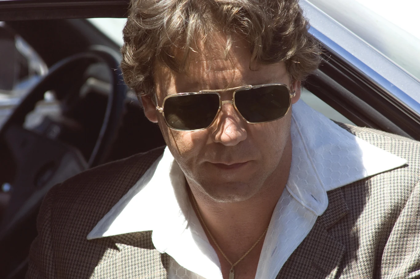 Po raz pierwszy drogi Crowe'a i Denzela Washingtona skrzyżowały się na planie obrazu Bretta Leonarda z 1995 roku "Zabójcza perfekcja". Wówczas obaj dopiero zaczynali swoją hollywoodzką przygodę. Pierwszy z nich grał w tym filmie science fiction upostaciowioną sztuczną inteligencję, owładniętego chęcią zabijania geniusza zbrodni, drugi - skazanego za samosąd glinę, który w zamian za schwytanie wyżej opisanego psychopaty, zostanie uwolniony z więzienia.  

Od tamtego filmu musiało minąć lat kilkanaście, aby kolejny raz obaj aktorzy stanęli wspólnie przed kamerą. Dla odmiany, dzieła, w którym po raz drugi wspólnie zagrali, nie muszą już jednak wspominać z zażenowaniem. W "American Gangster" (2007) - kolejnym obrazie Ridley'a Scotta - Crowe i Washington wcielają się w znajdujących się po przeciwnej stronie barykady handlarza narkotyków i policjanta, którzy toczą wyrafinowany ekranowy pojedynek.

Co znaczące, ich protoplastami są osoby realne - Frank Lucas i Richie Roberts. W latach 70. prowadzili oni bezlitosną walkę na nowojorskich ulicach, tymczasem na planie "American Gangster" wspólnie byli konsultantami Ridleya Scotta.