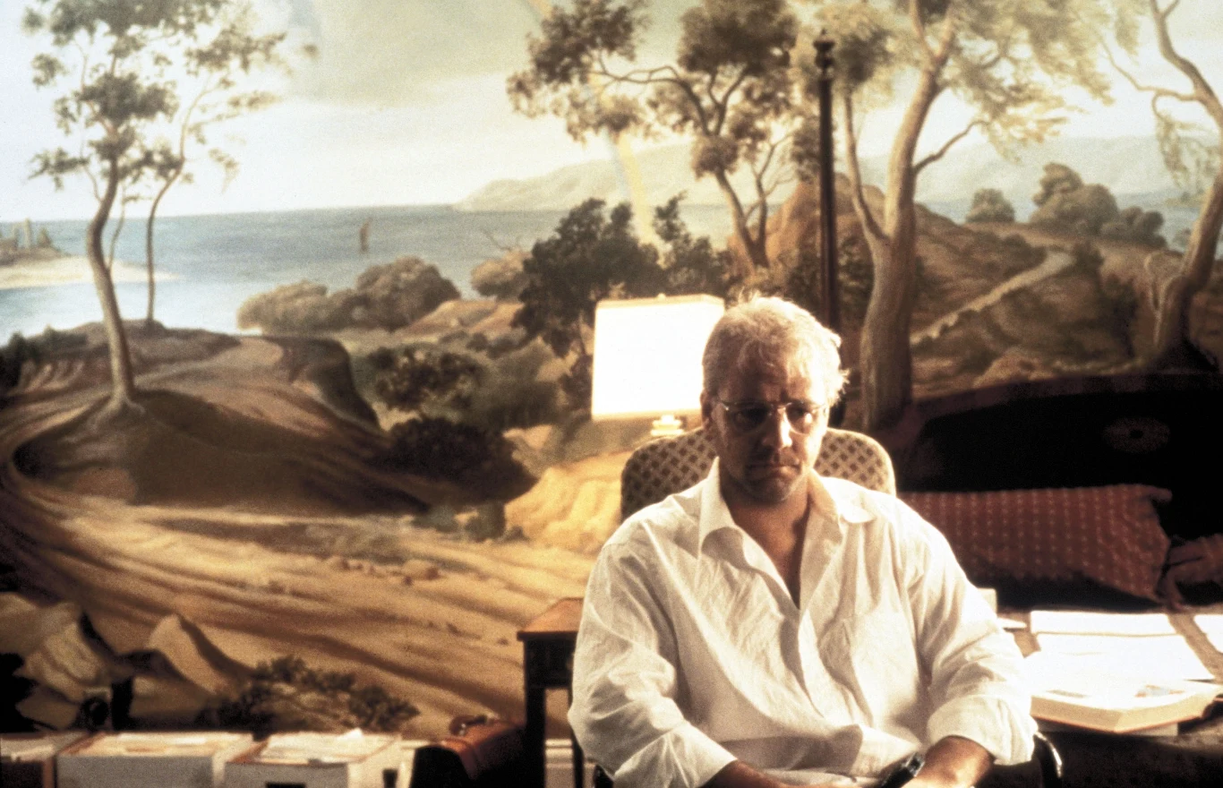 Crowe stosunkowo często występuje w filmach opartych na faktach i gra role autentycznie żyjących ludzi. Taka sytuacja miała miejsce między innymi w wypadku wcześniej wspomnianych filmów: "American Gangster" i "Człowiek ringu". W produkcji Michaela Manna - "Informator" (1999), aktor wciela się w rolę człowieka, którego nazwisko kilka lat temu było na czołówkach wszystkich gazet. Jeffrey Wigand kosztował bowiem amerykański przemysł tytoniowy... 246 miliardów dolarów.

Wigand był głównym świadkiem w procesie wytoczonym przez Missisipi i 49 innych stanów siedmiu największym amerykańskim koncernom tytoniowym. Wcześniej był naukowcem, pracował w dziale badań jednej z tych firm i znał najpilniej strzeżone tajemnice amerykańskiego przemysłu tytoniowego. Jego zwierzchnicy nie przypuszczali nawet, że nadejdzie dzień, w którym za namową reportera udzieli on wywiadu, w którym podzieli się tymi tajemnicami z opinią publiczną.

Początkowo Mann uparł się, żeby rolę Wiganda zagrał Val Kilmer, którego znał z "Gorączki", ale producent namówił go, by powierzył ją Crowe'owi. Okazało się to strzałem w dziesiątkę także dla australijskiego aktora, który dostał za nią swoje pierwsze nominacje do Oscara, Złotego Globu i nagrody BAFTA, a na ekranie stworzył elektryzujący duet z Alem Pacino.