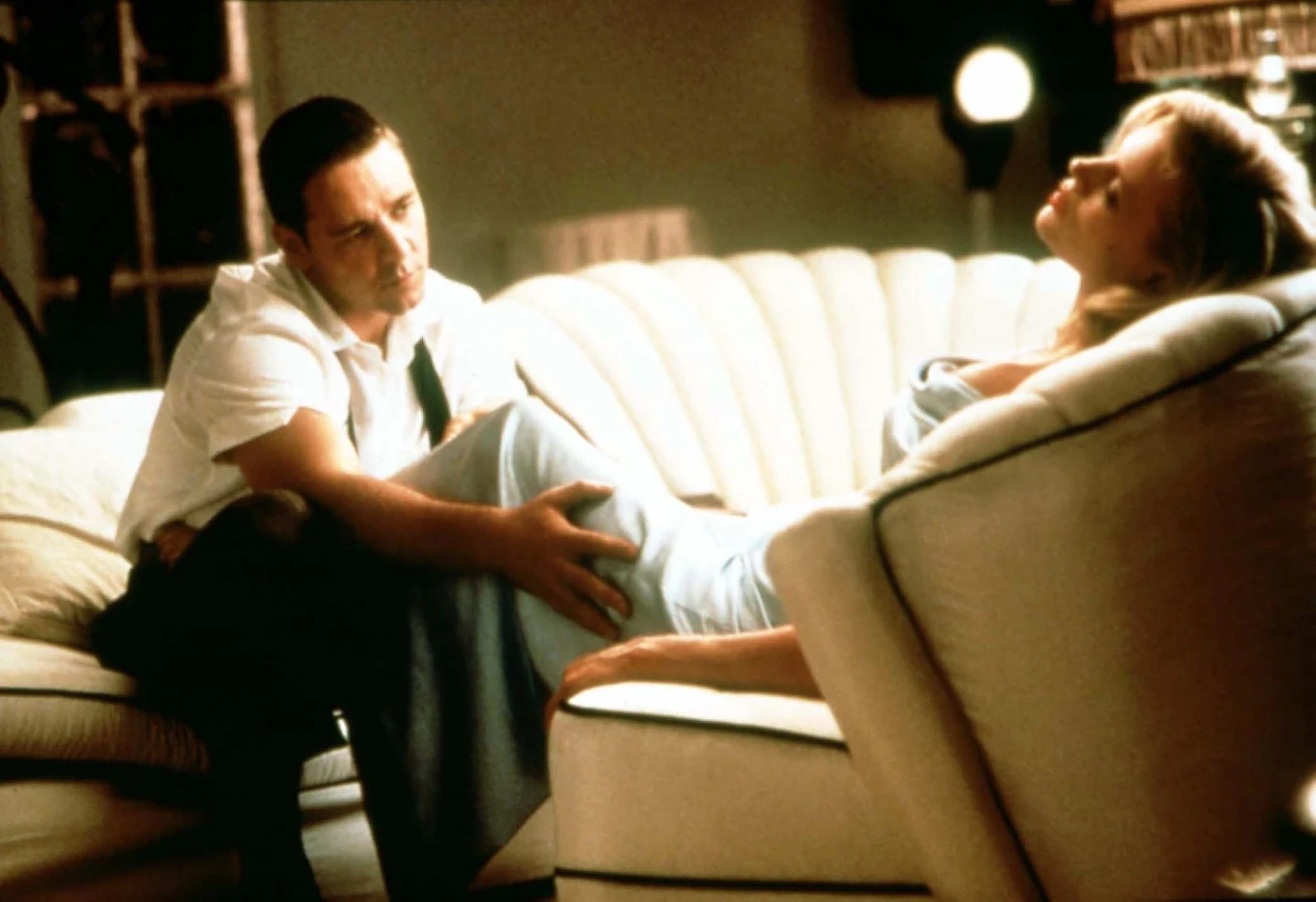 Tak naprawdę to właśnie dzięki udziałowi w filmie Curtisa Hansona "Tajemnice Los Angeles" (1997) o Russellu Crowe zrobiło się naprawdę głośno. Po przybyciu do USA zagrał co prawda kilka dobrych drugoplanowych ról, m.in. we wspomnianych wcześniej "Szybkich i martwych", ale to "Tajemnice Los Angeles" odkryły jego potencjał przed filmowcami z Hollywood, a co za tym idzie spowodowały, że zagrał role wybitne.

Co ciekawe, Curtis Hanson zatrudnił artystę do roli Buda White'a po obejrzeniu go w filmie... "Romper Stomper". Do "Tajemnic..." potrzebował bowiem charyzmatycznego aktora, który bez problemu wcieli się w rolę brutalnego policjanta, który stosuje nadzwyczajne środki przemocy wobec przestępców. Usuwając bandytów, zaprowadza porządek w tytułowym mieście - przynajmniej we własnym mniemaniu.

W obrazie Hansona Crowe, a także Kevin Spacey i Guy Pearce - stworzyli trio diametralnie się od siebie różniących funkcjonariuszy - brutala, gwiazdora i karierowicza - których łączy wspólnie prowadzone śledztwo. Jednocześnie w tym filmie retro-noir, przywołującym na myśl najlepsze tradycje kina czarnego, wspaniale zagrali trzy różne typy archetypicznych dla dzieł z lat 40. i 50. bohaterów.