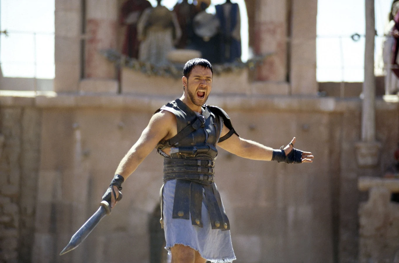 "Gladiator" (200) to pierwsza produkcja, na planie której spotkali się Ridley Scott i Russell Crowe. Ogromny sukces, jaki film odniósł (m.in.: 12 nominacji do Oscara i 5 statuetek, w tym za najlepszy film i za najlepszą rolę męską dla Crowe'a), a także przyjaźń pomiędzy nimi, jaka zawiązała się na planie, spowodowała, że później współpracowali ze sobą jeszcze czterokrotnie (oprócz wspomnianych "American Gangster" i "Robin Hooda", także przy okazji filmów "Dobry rok" i "W sieci kłamstw").

W "Gladiatorze" urodzony w Nowej Zelandii aktor, wciela się w rolę rzymskiego generała Maximusa, skazanego na śmierć przez pretendenta do tronu imperium Kommodusa (Joaquin Phoenix), który jednak cudem uchodzi z życiem z zastawionej na niego pułapki. Pojmany przez handlarza niewolników, poddany morderczemu treningowi, zostaje gladiatorem. Dzięki swym niezwykłym umiejętnościom powraca do Rzymu, na arenę Colosseum, gdzie szybko zyskuje szansę na zemstę.

Rola Maksimusa to jedno z najważniejszych aktorskich osiągnięć w karierze Crowe'a. Australijski artysta miał zresztą szczęście, że wcześniej odrzucił ją Mel Gibson, który widocznie uznał, że dość ma już spektakularnych historycznych produkcji. Postać, w którą wciela się w "Gladiatorze" Crowe jest co prawda fikcyjna, ale jej pierwowzorem był Marek Noniusz Makrinus, ulubiony generał żyjącego w II wieku rzymskiego cesarza, Marka Aureliusza.