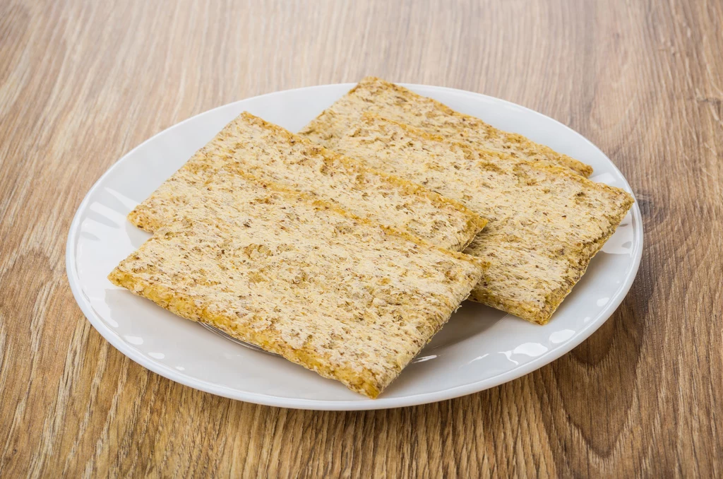 Pieczywo chrupkie znajdziemy w sklepie na dziale z żywnością dietetyczną. Owszem, jedna kromka ma jedynie 35 kcal, ale nie oszukujmy się – ani trochę się nią nie najemy. Trzeba więc sięgać po kolejne i po chwili okazuje się, że zjedliśmy 4,5,6 sztuk… a wtedy już pozornie „odchudzający” produkt staje się kalorycznym. Lepiej zjeść kromkę pieczywa razowego – ma około 70 kcal, a nasyci dużo bardziej. Pieczywo chrupkie znajdziemy w sklepie na dziale z żywnością dietetyczną. Owszem, jedna kromka ma jedynie 35 kcal, ale nie oszukujmy się – ani trochę się nią nie najemy. Trzeba więc sięgać po kolejne i po chwili okazuje się, że zjedliśmy 4,5,6 sztuk… a wtedy już pozornie „odchudzający” produkt staje się kalorycznym. Lepiej zjeść kromkę pieczywa razowego – ma około 70 kcal, a nasyci dużo bardziej.