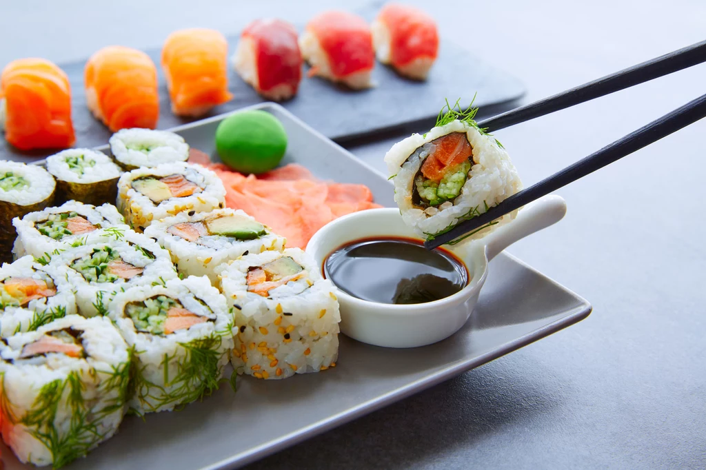 Sushi na pierwszy rzut oka wygląda zdrowo, ale nie jest do końca dietetycznym jedzeniem. Podstawą tego przysmaku jest ryż oraz surowa ryba, jednak w restauracjach dodaje się do niego majonez czy sos. W rezultacie myślisz, że spożywasz lekki posiłek, a serwujesz sobie pół tysiąca kalorii! Jedząc sushi np. na kolację, zamiast schudnąć, możesz wręcz przytyć… Sushi na pierwszy rzut oka wygląda zdrowo, ale nie jest do końca dietetycznym jedzeniem. Podstawą tego przysmaku jest ryż oraz surowa ryba, jednak w restauracjach dodaje się do niego majonez czy sos. W rezultacie myślisz, że spożywasz lekki posiłek, a serwujesz sobie pół tysiąca kalorii! Jedząc sushi np. na kolację, zamiast schudnąć, możesz wręcz przytyć…
