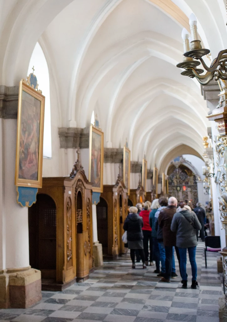 Wierni w kolejce do wielkanocnej spowiedzi w Bazylice i sanktuarium św. Jadwigi w Trzebnicy