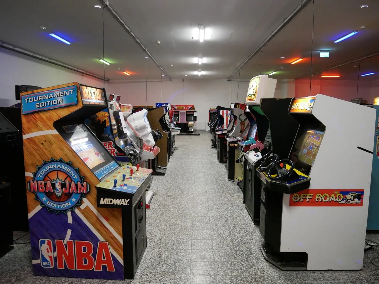 W czasach świetności takie maszyny kosztowały tyle, co samochód. Jeśli ktoś chciał je mieć w Polsce, do ceny trzeba było doliczyć ogromne koszty wysyłki. Dzisiaj arcade może nie mają takiej wartości, ale ich sprowadzenie to nadal spory wydatek. Cena jednej maszyny wraz z wysyłką to kilka tysięcy złotych. Znalezienie jej i załatwienie transportu to kupa roboty, której nie da się wycenić. - Włożyłem w to niemało wysiłku - przyznaje Marcin. - Większość z nas tak naprawdę nie miała okazji zobaczyć, jak to wyglądało w oryginalne. Nawet pomimo tego, że spędzaliśmy przy tych automatach naprawdę dużo czasu, wydając całe kieszonkowe.