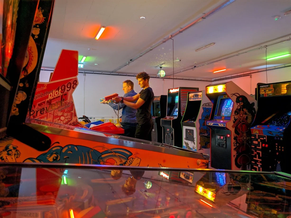 Dwa ekrany, dwa pistolety i dwóch graczy - do doskonałej zabawy naprawdę nie trzeba niczego więcej. Co jakiś czas słychać któregoś z graczy krzyczącego z emocji na całą salę. Treści okrzyków celowo nie przytaczamy.