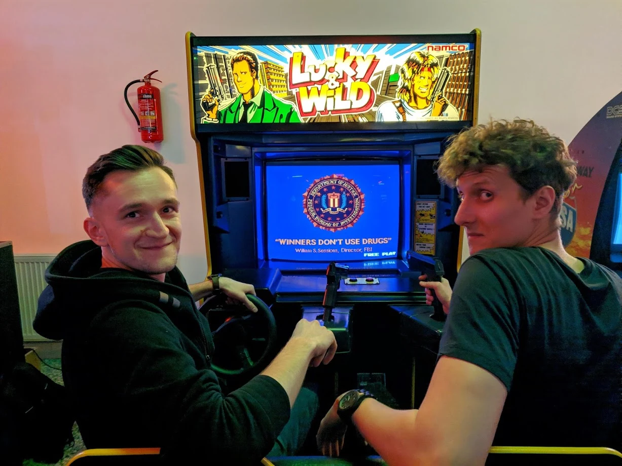 Automatowe gry “na dwóch” miały na celu nie tylko niszczenie wieloletnich przyjaźni. Lucky & Wild wymagało współpracy obu graczy wcielających się w policjantów wydziału pościgowego - kierowcę oraz strzelca. Od pierwszych sekund trzeba wciskać gaz do dechy. Palce również nie odpoczną - momenty, w których puszcza się spust pojawiają się rzadko i trwają po kilka sekund. Śmiechu przy grze jest tyle, ilu gangsterów do odstrzału. Kolejny “must play” wśród kilkudziesięciu zgromadzonych w muzeum maszyn. Gdyby przyszło wam grać na “wspomagaczach”, to przestrzegamy: WINNERS DON’T USE DRUGS!