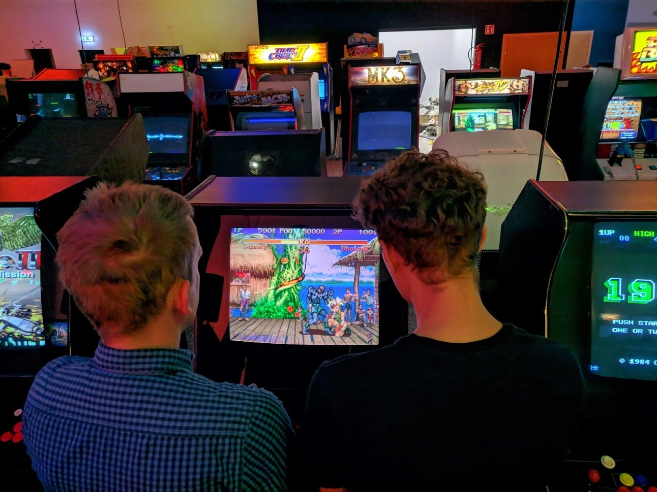 Street Fighter II The New Challengers - maszyny z jedną z kilku wersji “najwłaściwszego” Ulicznego Wojownika też nie mogło tutaj zabraknąć. Klasyk z początku lat 90. był istnym pożeraczem monet. Próbowałeś go przejść? Z portfela znikało nawet kilkanaście złotych. Grałeś z kumplem? Ciągłe rewanże drenowały słoik z kieszonkowym. Nie brakowało sytuacji, w których trzeba było się wkupić w oblegający salon gier tłum, by w ogóle dostać się do automatu.