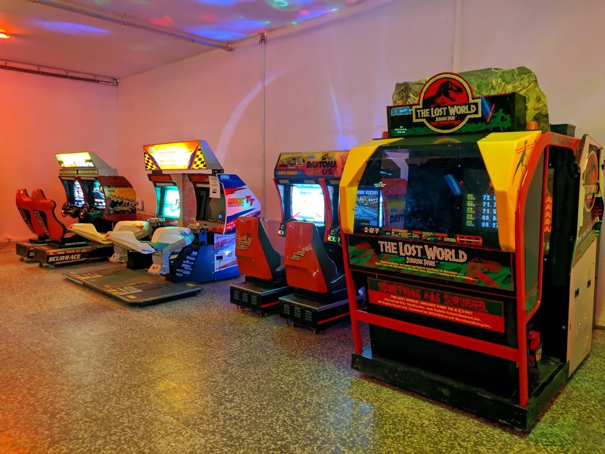 Wizytówkami Krakow Arcade Museum są “budy” pozwalające na pełne wczucie się w akcję na ekranie. Scud Race i Daytona USA od Segi to ultraszybkie wyścigi, w których walkę toczymy nie tylko z przeciwnikami na torze, ale też niewygodnym fotelem, kierownicą żyjącą własnym życiem i ekranem wypalającym oczy. Przegrana - zwłaszcza z siedzącym obok kumplem - jest bardziej bolesna niż przy innych maszynach. Za to wygrana - i tym samym poniżenie przeciwnika - smakuje niczym ambrozja. Słodkie uczucie zwycięstwa nie potrwa jednak długo. Wymagające Manx TT Super Bike i The Lost World przypomną wam, że tak naprawdę górą zawsze jest sama gra.