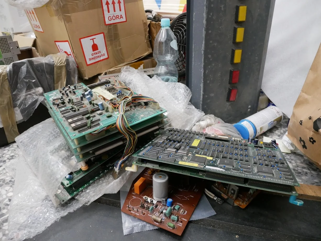 - Każdej naprawy dokonujemy samodzielnie - opowiada właściciel Muzeum. - Jeżeli coś jeszcze nie rozleciało się w pył, to wszystko się da naprawić. Problemem są części. Niektórych po prostu nie ma, są praktycznie niemożliwe do znalezienia. Wiadomo, nie ma nowych, trzeba szukać części z odzysku.To zajmuje dużo czasu. Szukam na forach, na grupach, każdym możliwym kanałem. W Polsce jest może kilkanaście osób, które mogą mieć jakieś komponenty, nie więcej.