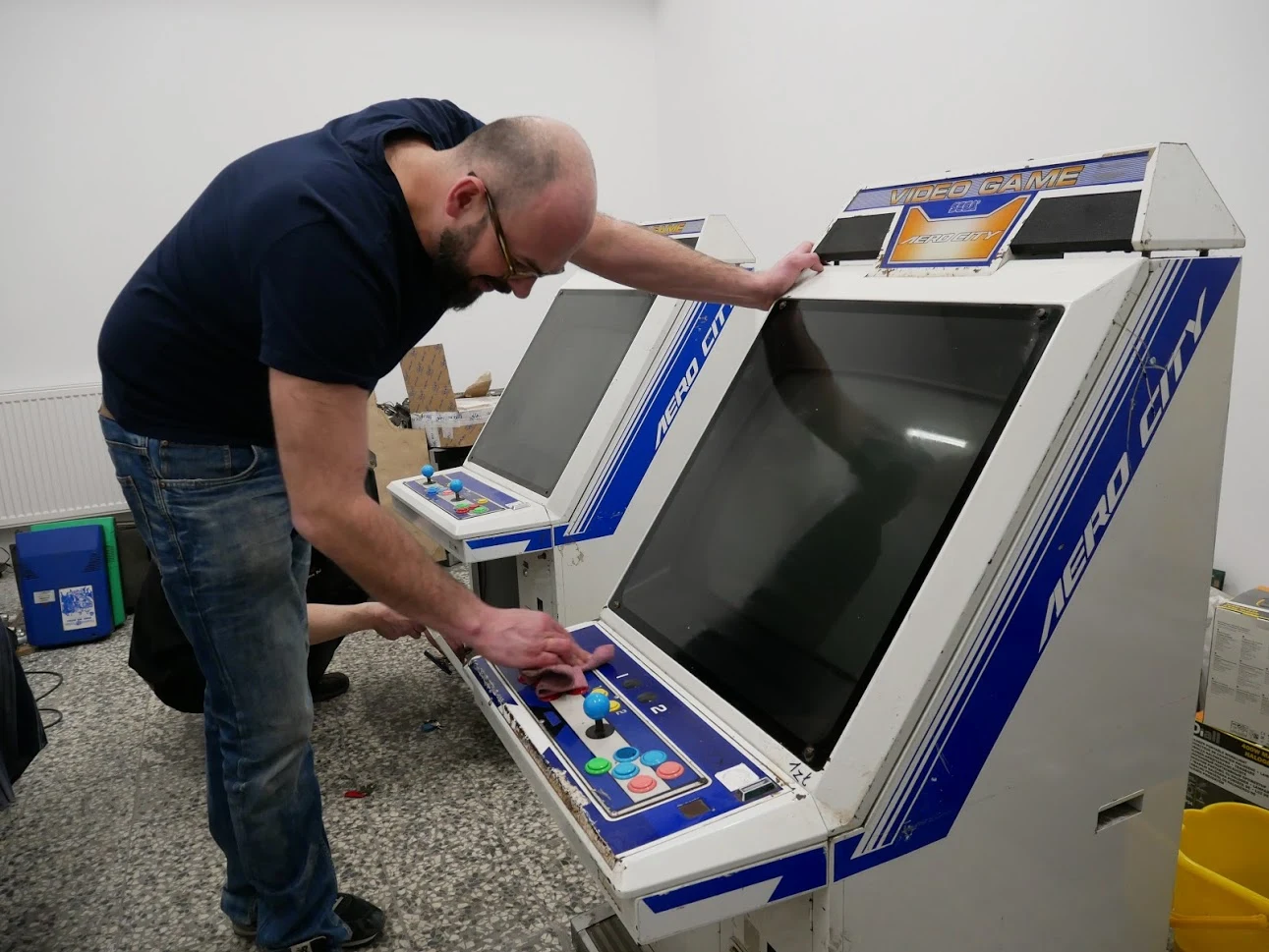 Każda wolna chwila to okazja to napraw, poprawek i konserwacji. Praca na zapleczu trwa cały czas! Na zdjęciu: Marcin, właściciel Muzeum. W tle: pan Wojtek, cudotwórca od napraw automatów, potrafiący przywrócić do życia nawet beznadziejne przypadki. 